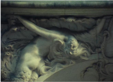 Imagem de uma escultura de um corpo de uma mulher com braços e cabeça para baixo