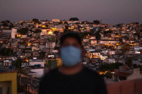 Imagem de um pessoa usando uma máscara se protegendo da pandemia