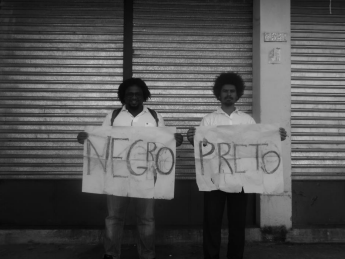 Dois homens negros com um cartaz negro preto