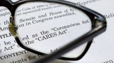 Óculos sobre um texto de legislação sobre covid-19 em inglês